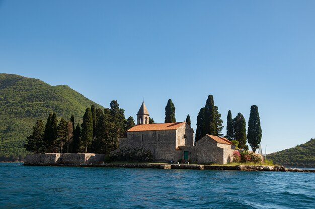 Boka-Kotor-baai, Perast-stad, Montenegro. Adriatisch. Een prachtige oude stad omringd door bergen en de zee. Zomer Europese resort. Katholiek klooster van St. Jura