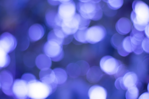 Bokeh dell'albero di natale con le luci per l'estratto del fondo.