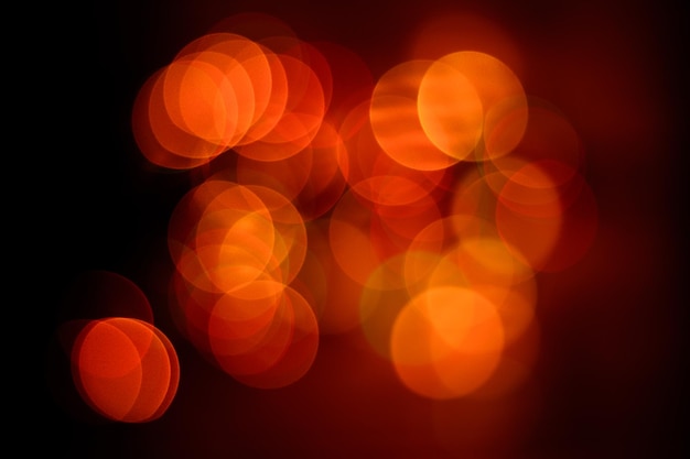 Bokeh nei toni del rosso e dell'arancione dello sfondo sfocato dell'umore di capodanno