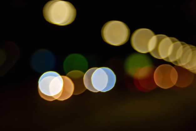 通りのボケ夜の街灯や車のヘッドライトの光のぼやけた画像