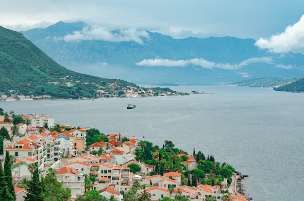 Boko Kotor Bay Montenegro Geweldig zeegezicht van de Adriatische zee