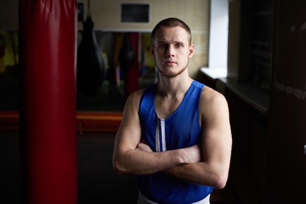 Boksen. Portret van een bokser op de achtergrond van de sportschool