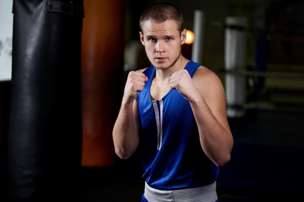 Boksen. Portret van een bokser op de achtergrond van de sportschool