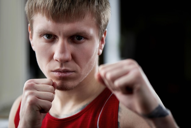 Boksen. Portret van een bokser op de achtergrond van de sportschool