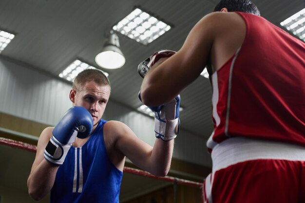 Foto boksen. twee jongens bokser trainen in de sportschool