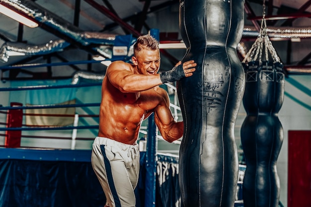 Bokser die traint op een bokszak in de sportschool