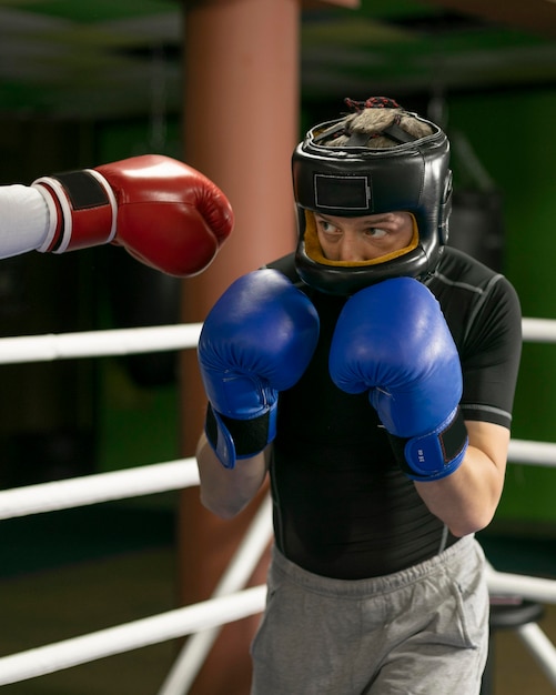 Foto bokser met handschoenen en helmtraining