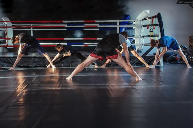 Foto boksers trainen in een sportschool met een trainer