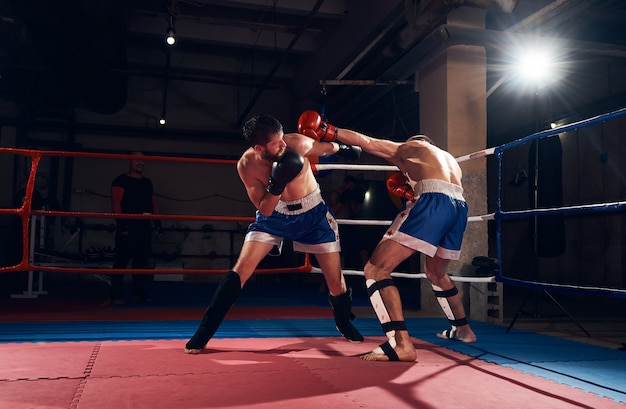 Boksers trainen kickboksen in de ring