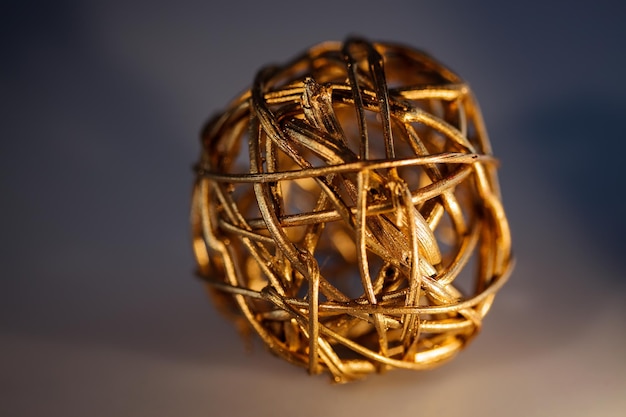 Foto bol van buigzame twijgen goud geverfd om een decoratief object te vormen