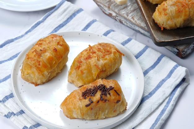 bolen pisang of banaan bolen is een snack gemaakt van bananen verpakt in gebak