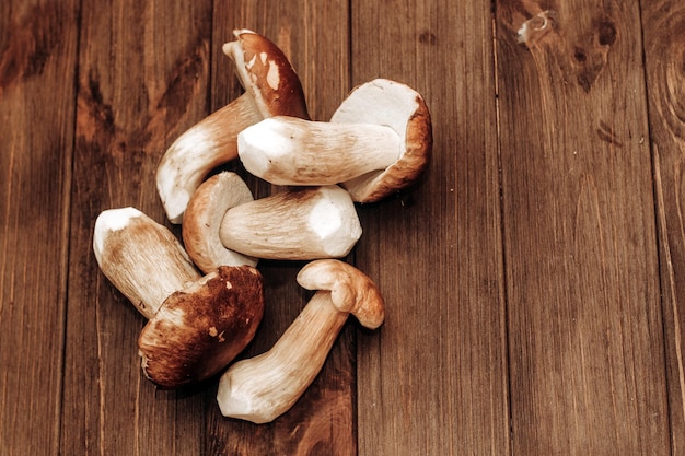 Boletus edulis op een tafel gemaakt van bruine planken, voorbereiding om te eten