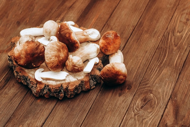 Boletus edulis op een tafel gemaakt van bruine planken, voorbereiding om te eten