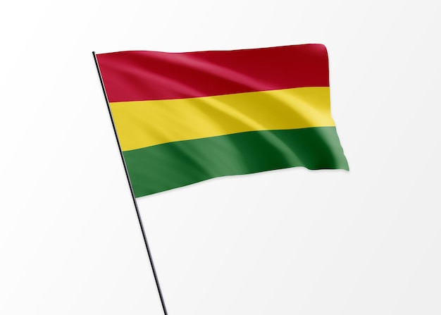Bandiera della bolivia che vola in alto sullo sfondo isolato. festa dell'indipendenza della bolivia