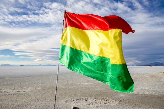 写真 ウユニ塩原で風になびくボリビアの旗