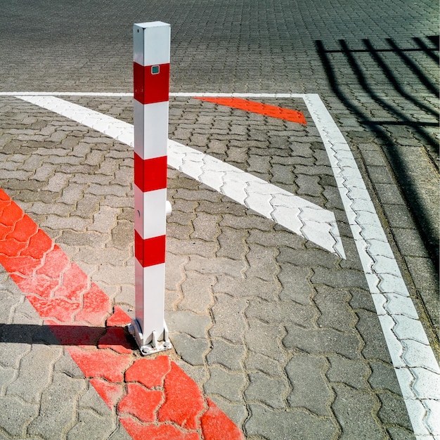 Foto bollard in una strada in città