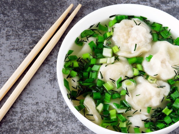 Bollen in bouillon in Chinese stijl.