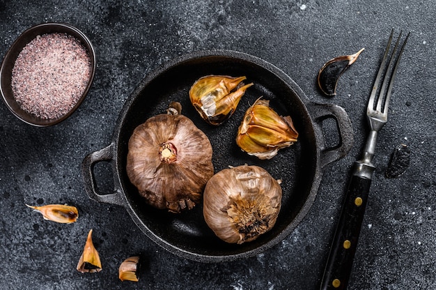 Bollen van gefermenteerde zwarte knoflook in een pan