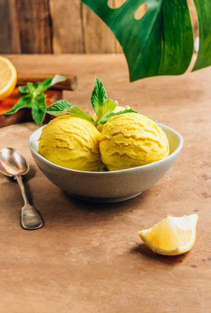 Bolletjes citroenijs in een kom op rustieke tafel Selectieve focus