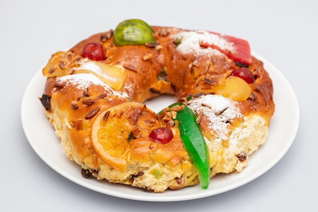 Bolo do Rei 또는 King's Cake Made for Christmas 전형적인 포르투갈 크리스마스 케이크