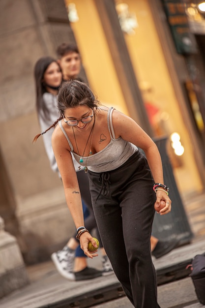 BOLOGNA, ITALI 17 JUNI 2020: BOLOGNA, ITALI 17 JUNI 2020: Straatartiest jongleur in Bologna, Italië