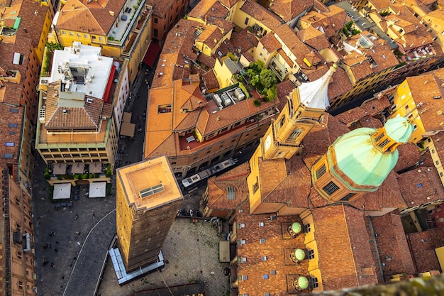 Foto paesaggio urbano dell'orizzonte della città del centro storico di bologna dell'italia in europa dalla vista superiore