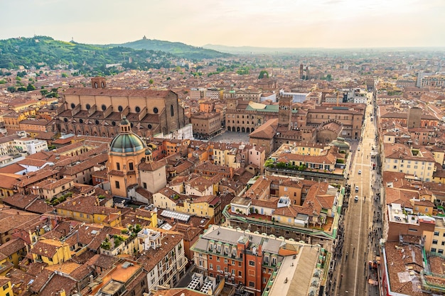 Foto paesaggio urbano dell'orizzonte della città del centro storico di bologna dell'italia in europa dalla vista superiore