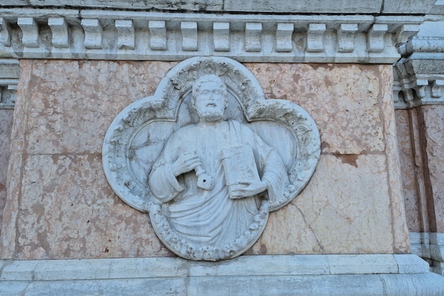 Bologna piazza maggiore kerk san petronio bas-reliëf