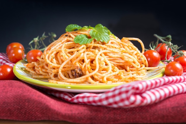 Bolognese op een bord tussen tomaten op stof