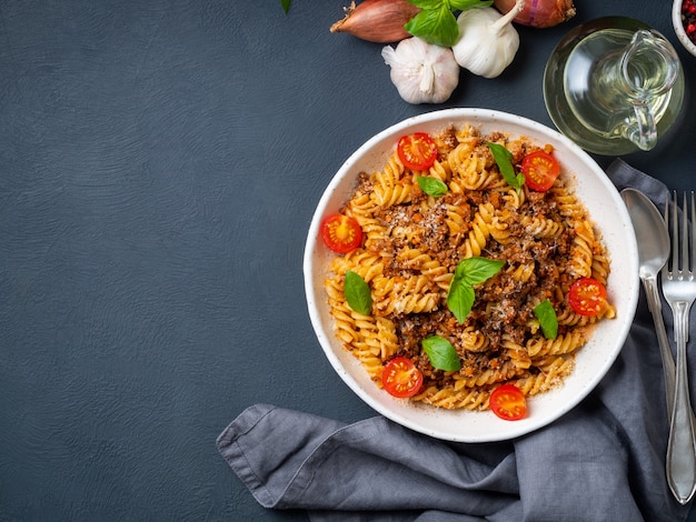 Bolognese pasta. Fusilli met tomatensaus, gemalen gehakt,