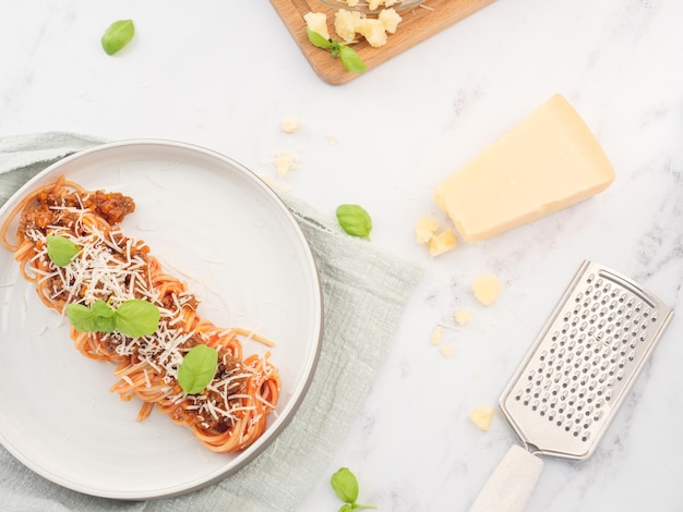 Photo bolognese pasta on a light background