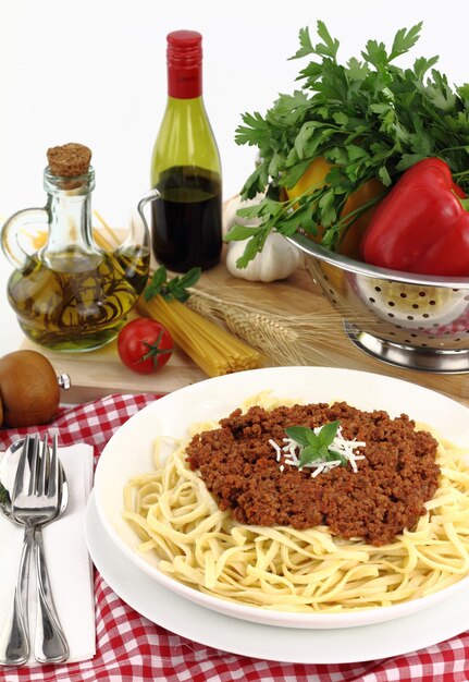Photo bolognese pasta with cheese and basil