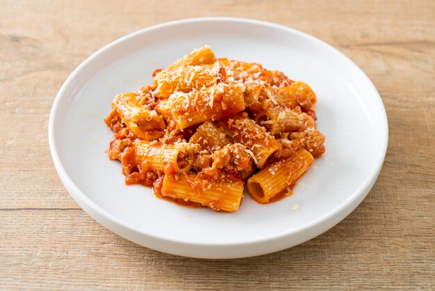 Bolognese rigatoni pasta met kaas traditionele Italiaanse pasta