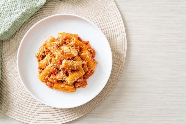 Rigatoni alla bolognese con formaggio tradizionale pasta italiana