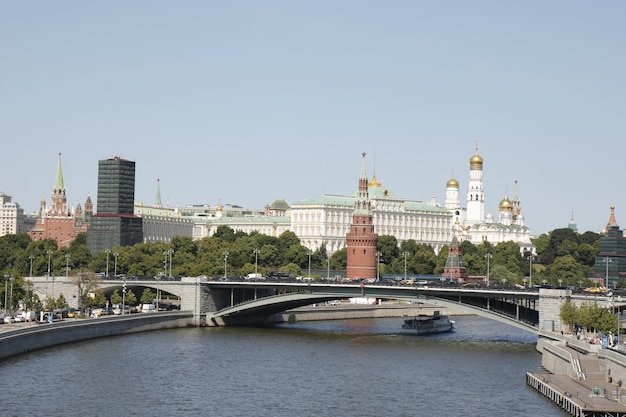 写真 クレムリンを見下ろすモスクワのボリショイ・カメニー橋