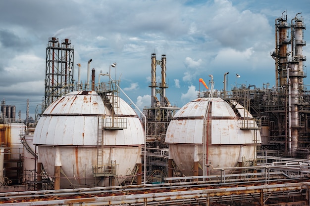 Foto boltank voor gasopslag in industriële fabrieken voor olieraffinaderijen;