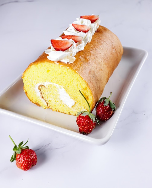 BoluGulungまたはRollCakeは、スイスロールのインドネシア版です。ふわふわの柔らかいスポンジケーキを巻いたものです。