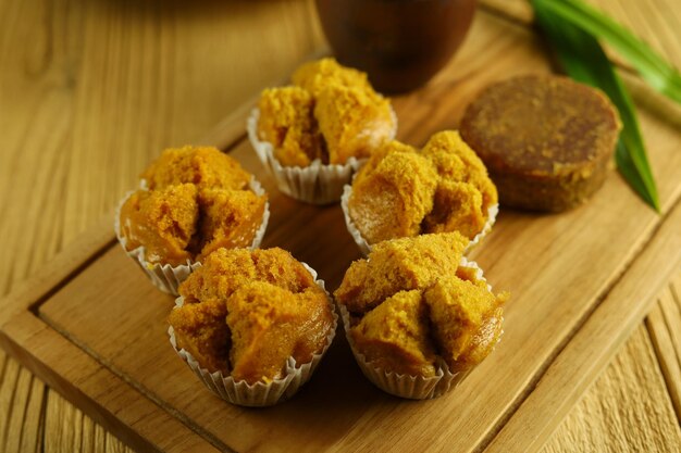 Bolu kukus gula merah of met bruine suiker gestoomde biscuit op houten bord met pandanusblad