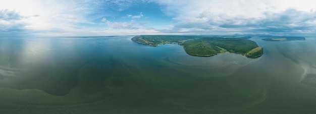 Bolvormig panorama 360 graden reizen naar Rusland de Wolga rivier Centraal Rusland Samara Luka zomer landschap in de Zhiguli bergen aan de Wolga Rusland