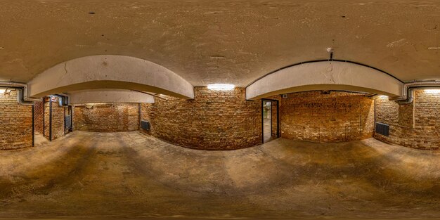 Bolvormig panorama in equirectangular projectie in de kelder van een oud bakstenen huis