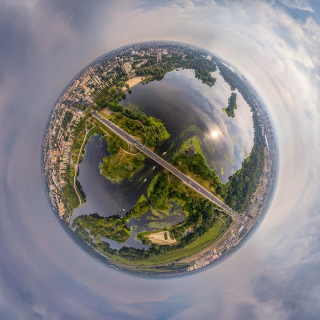 Bolvormig panorama over de brug over de rivier