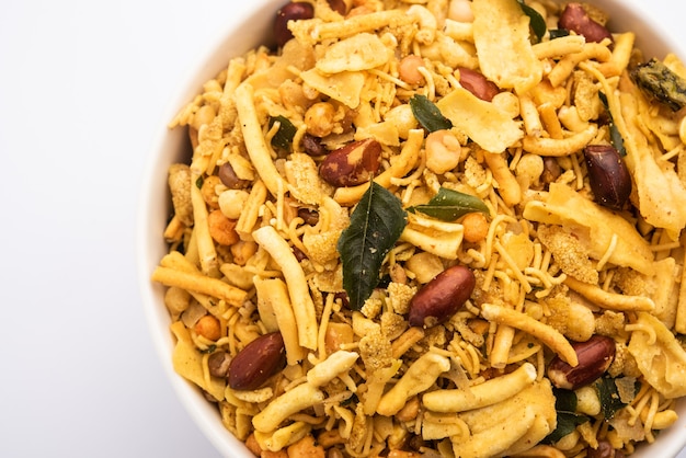 Photo bombay mix or chanachur or chiwda or farsan is an indian snack mix, popular tea-time food from india