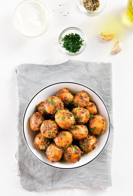 Photo bombay potatoes in bowl