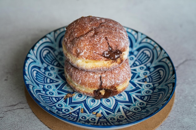 Foto bomboloni una ciambella riempita di cioccolato fuso e mangiata come spuntino