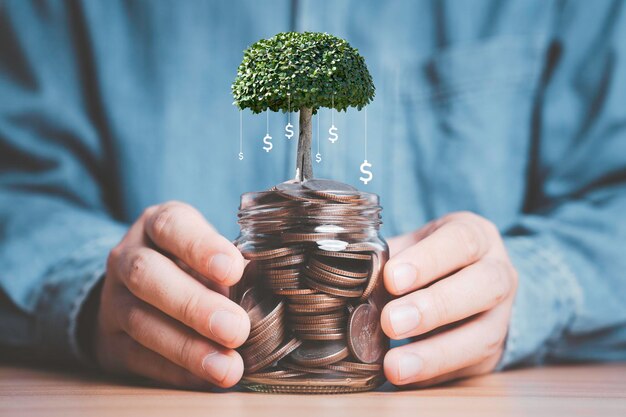 Foto bomen die groeien op munten in een spaarpot met het dollarteken van de dollar voor geld, deposito spaargeld om dividendbelegging en rentegroeiconcept terug te krijgen