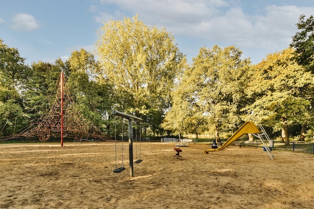 Foto bomen op het veld tegen de lucht