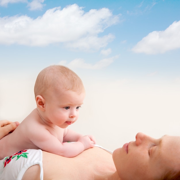 Bond kleine babyblauwe ogen met mama