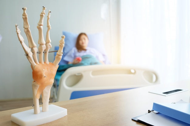 Bone models and diagnosis from a female doctor.