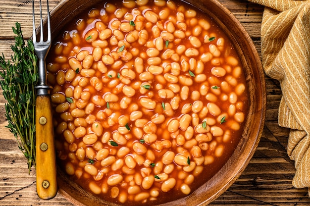 bonen in tomatensaus in een houten bord.