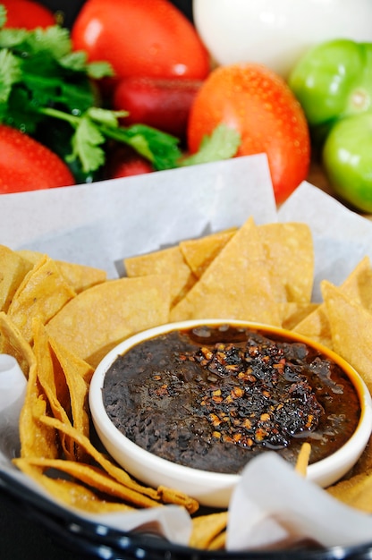 Foto bonen met hete chili en tortillachips